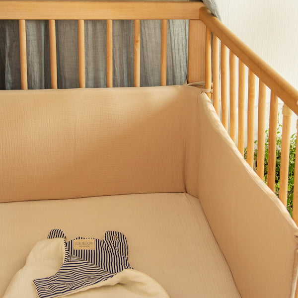 Protector de cuna liso beige en algodón de muselina orgánico