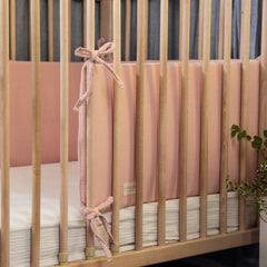 Protector de cuna muselina rosa palo liso en algodón orgánico