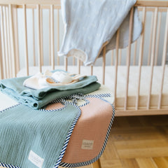 Bavoir rose pâle en mousseline de coton bio