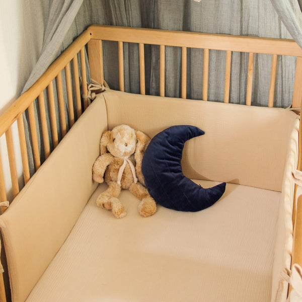 Protector de cuna liso beige en algodón de muselina orgánico