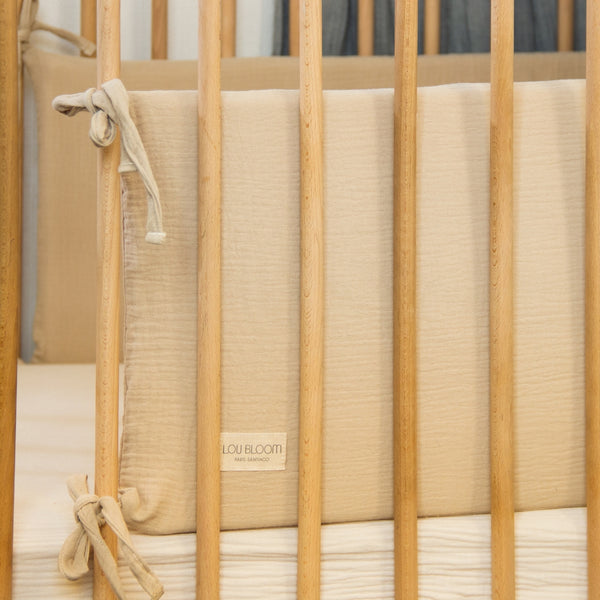 Protector de cuna liso beige en algodón de muselina orgánico