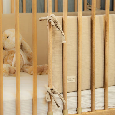 Protector de cuna liso beige en algodón de muselina orgánico