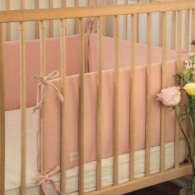 Protector de cuna muselina rosa palo liso en algodón orgánico